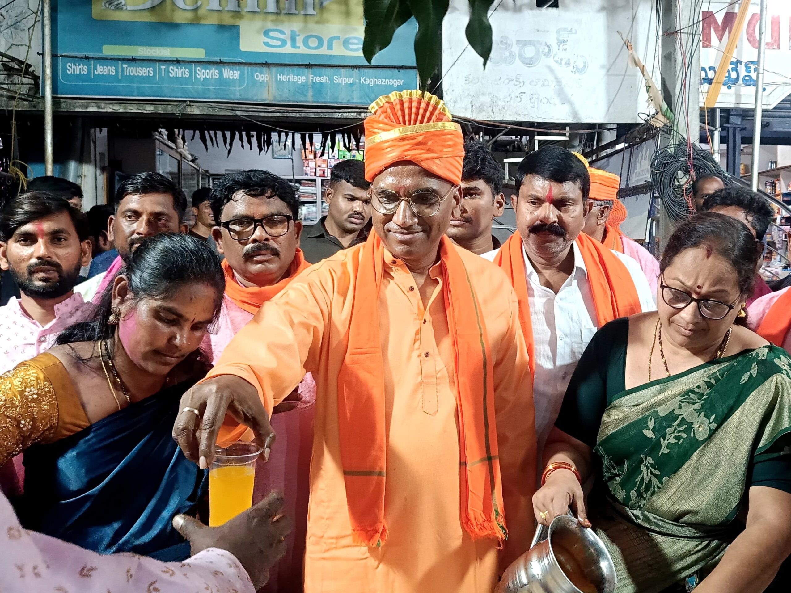 శోభాయాత్ర సందర్బంగా మహా ప్రసాదం పంపిణీ చేసిన RSP