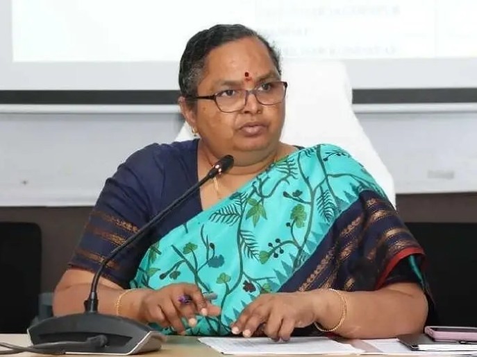 గ్రామ పాలనాధికారులకు కౌన్సెలింగ్ నిర్వహించిన కలెక్టర్