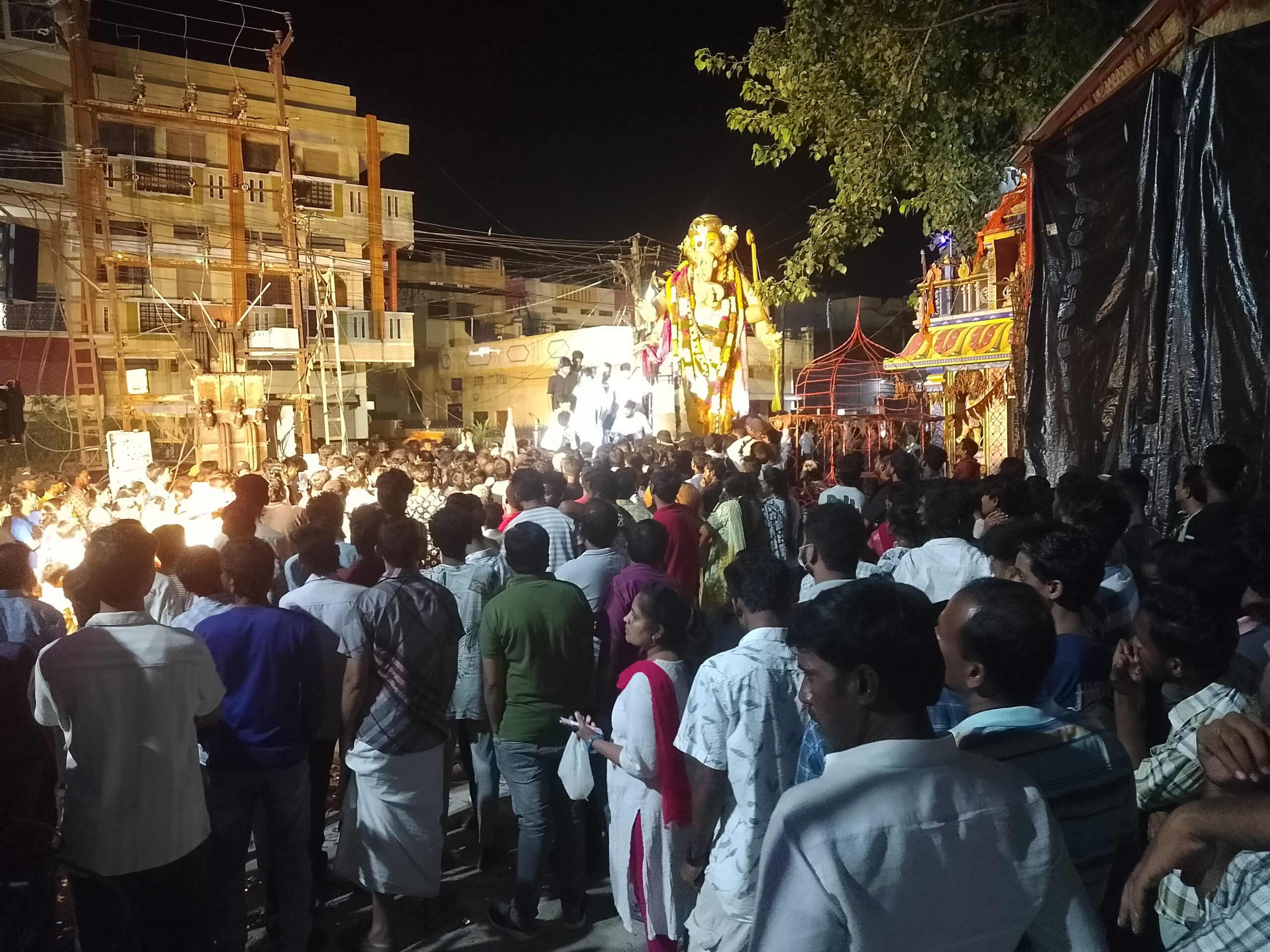 రికార్డు స్థాయి ధర పలికిన బండ్ల గేరి గణనాథుడి లడ్డు