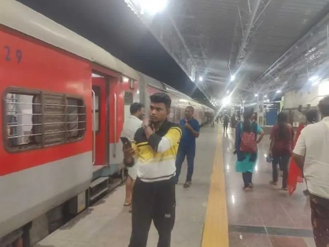 సాంకేతిక లోపంతో నిలిచిన రైలు