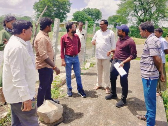 కాలువలను పరిశీలించిన అధికారులు