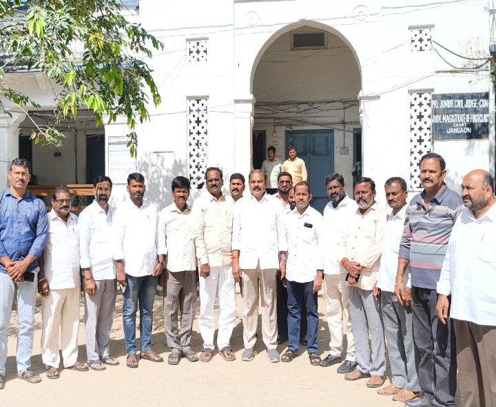 కోర్టుకు హాజరైన ఉద్యమకారులు