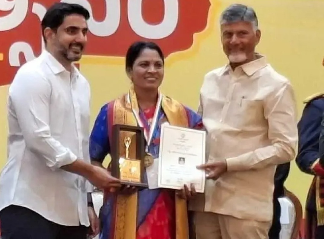 CM చేతుల మీదుగా అవార్డు అందుకున్న ఉపాధ్యాయులు ఈశ్వరమ్మ