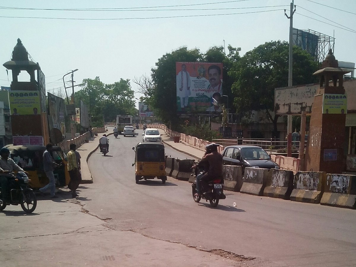 తెనాలిలో భారీ వాహనాలకు అనుమతి లేదు