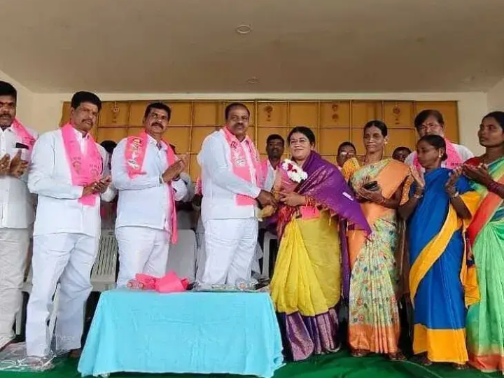 బీఆర్ఎస్‌లో చేరిన జిల్లా మహిళా కాంగ్రెస్ అధ్యక్షురాలు