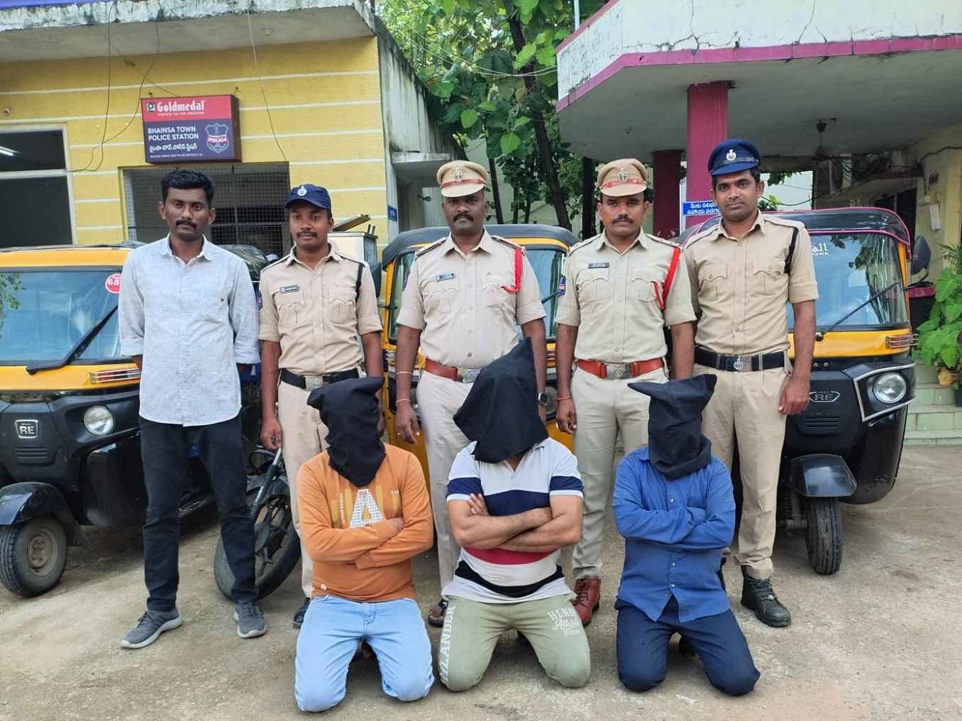 వాహనాల చోరీ.. ముగ్గురు వ్యక్తుల అరెస్ట్