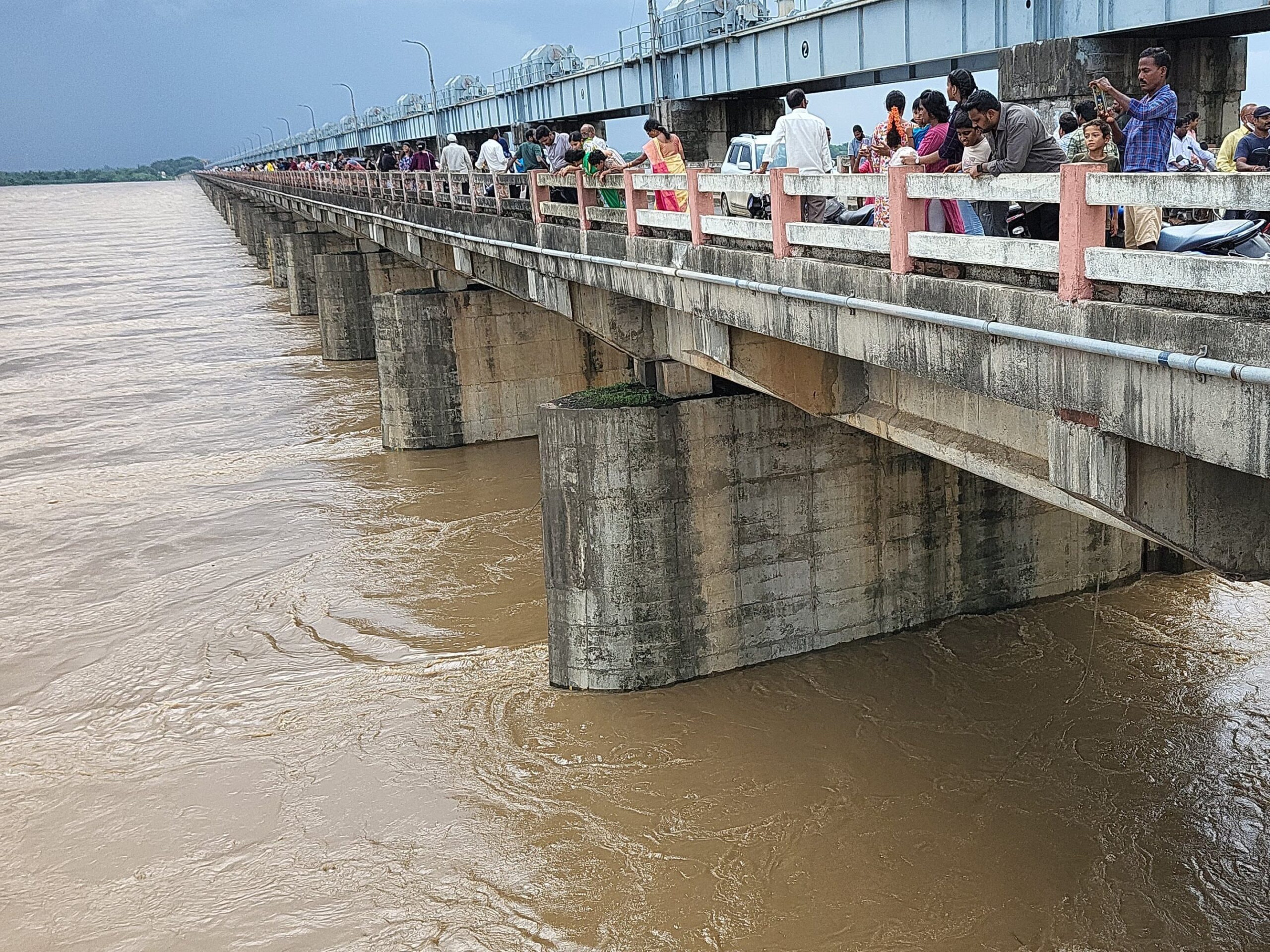 స్వల్పంగా తగ్గిన గోదావరి వరద ఉధృతి