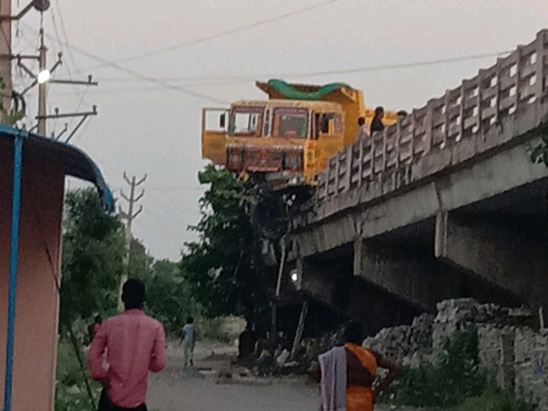 అదుపుతప్పి బ్రిడ్జిని ఢీ కొట్టిన టిప్పర్ లారీ