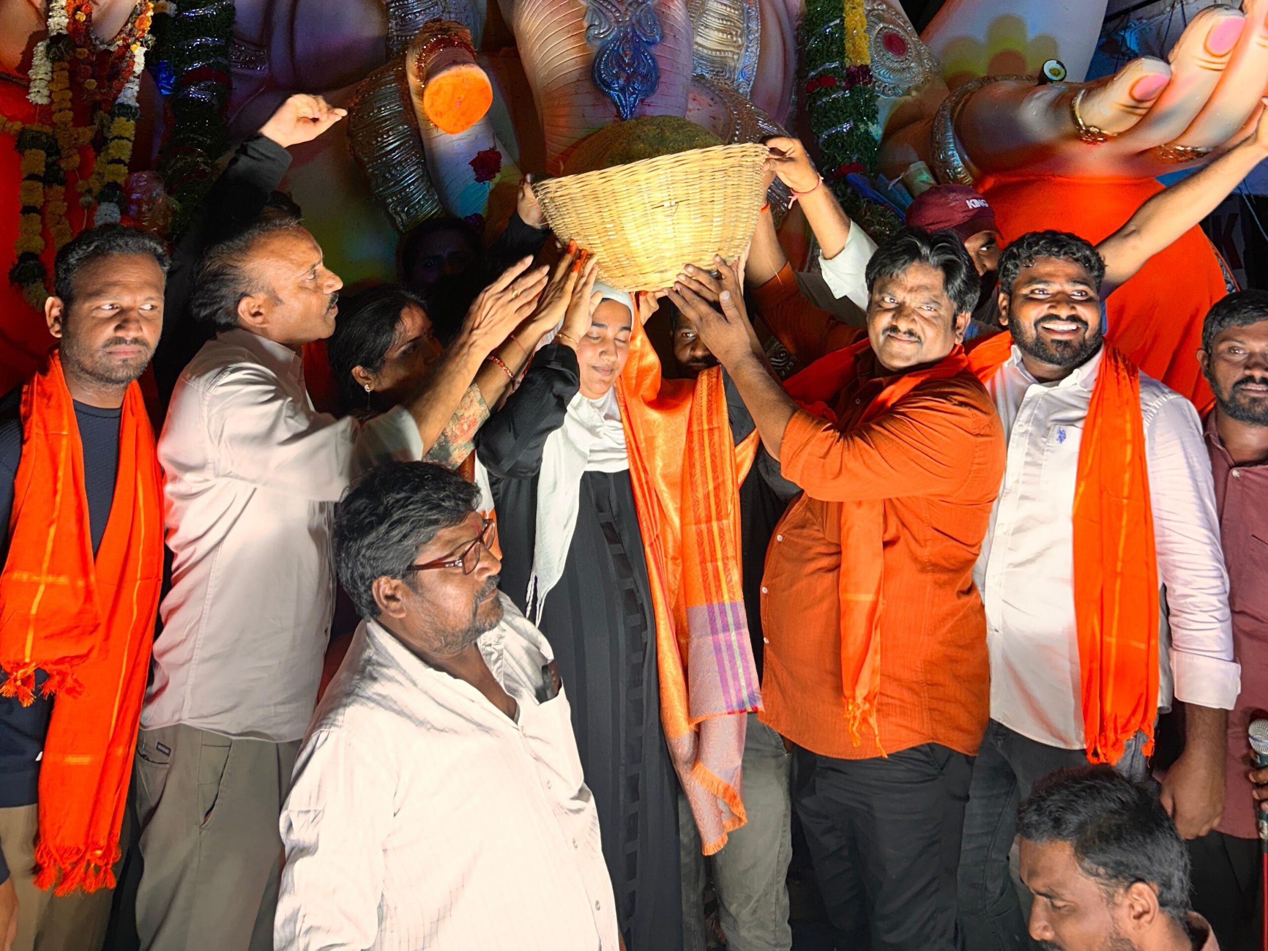 గణపతి లడ్డు దక్కించుకున్న ముస్లిం యువతి