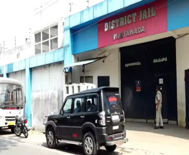 విజయవాడ సబ్ జైలు దగ్గర హైడ్రామా