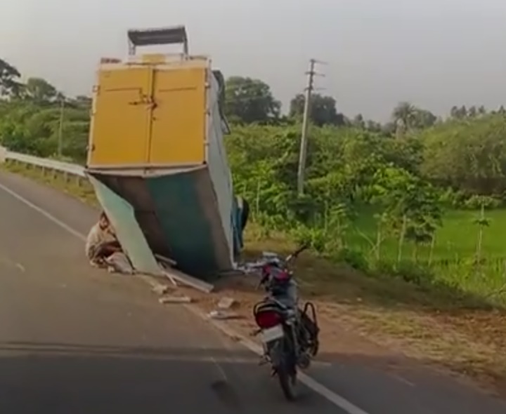 బొలెరో వాహనం బోల్తా