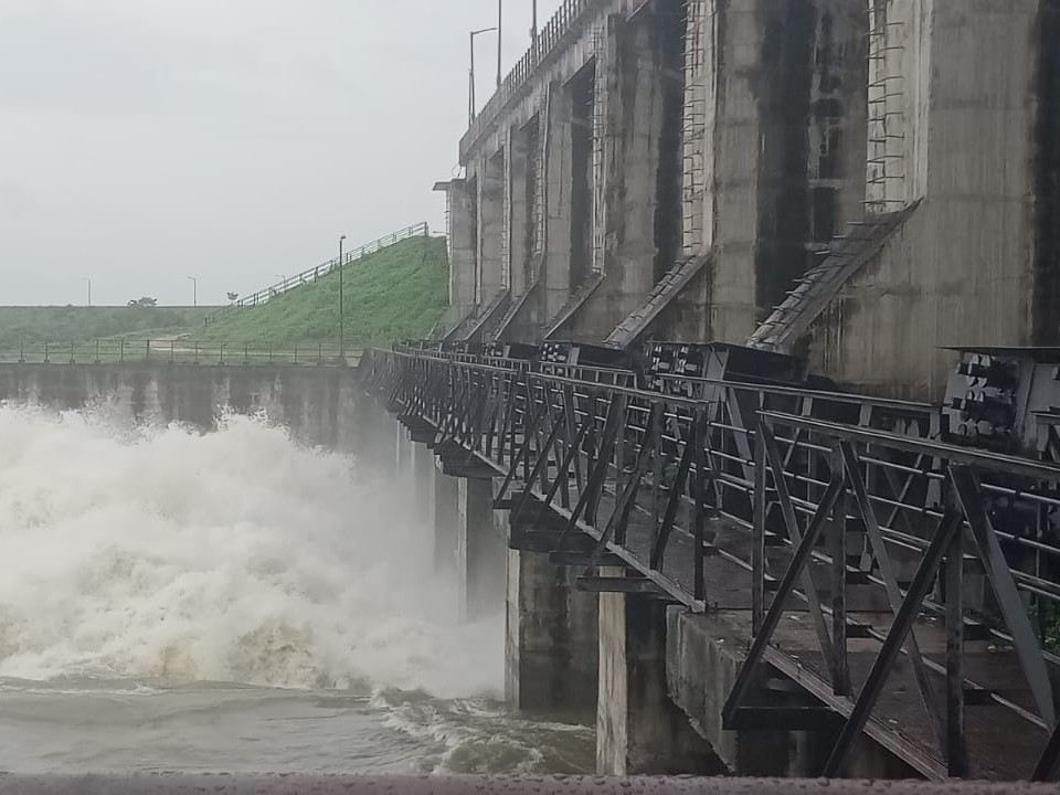 గడ్డెన్నవాగు ప్రాజెక్టు ఒక గేటు ఎత్తివేత