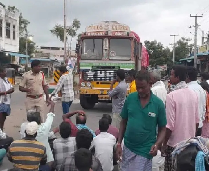 ఖానాపురంలో యూరియా కోసం రైతుల రాస్తారోకో