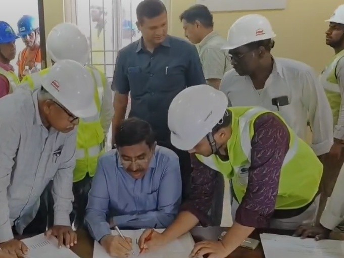 రాజధానిలో ప్రభుత్వ ఉద్యోగుల ఇళ్లను పరిశీలించిన మంత్రి