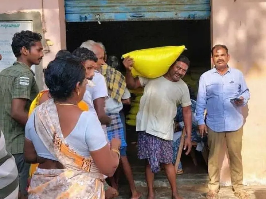 లక్కవరంలో యూరియా పంపిణీ