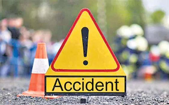 పోలీస్ వాహనాన్ని ఢీకొట్టిన కారు.. యువతి మృతి