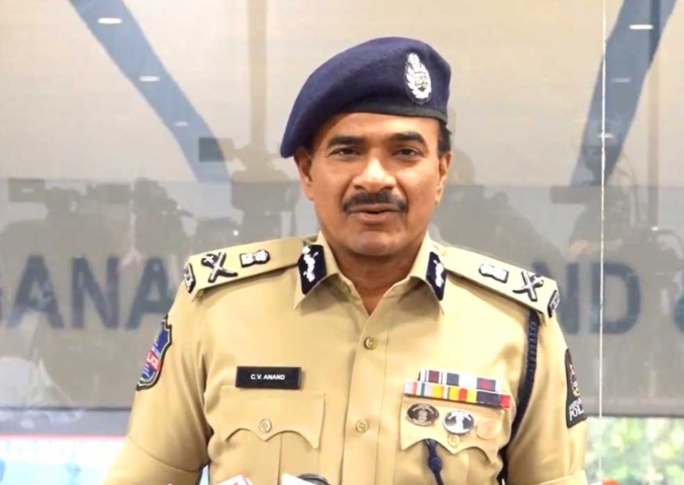 విగ్రహాల ఎత్తు పెరగడంతో ఆలస్యం: సీపీ ఆనంద్