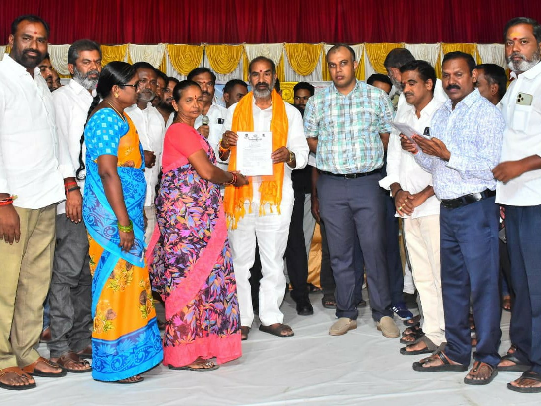 లబ్ధిదారులకు ప్రోసిడింగ్ పత్రాలు అందజేసిన ఎమ్మెల్యే