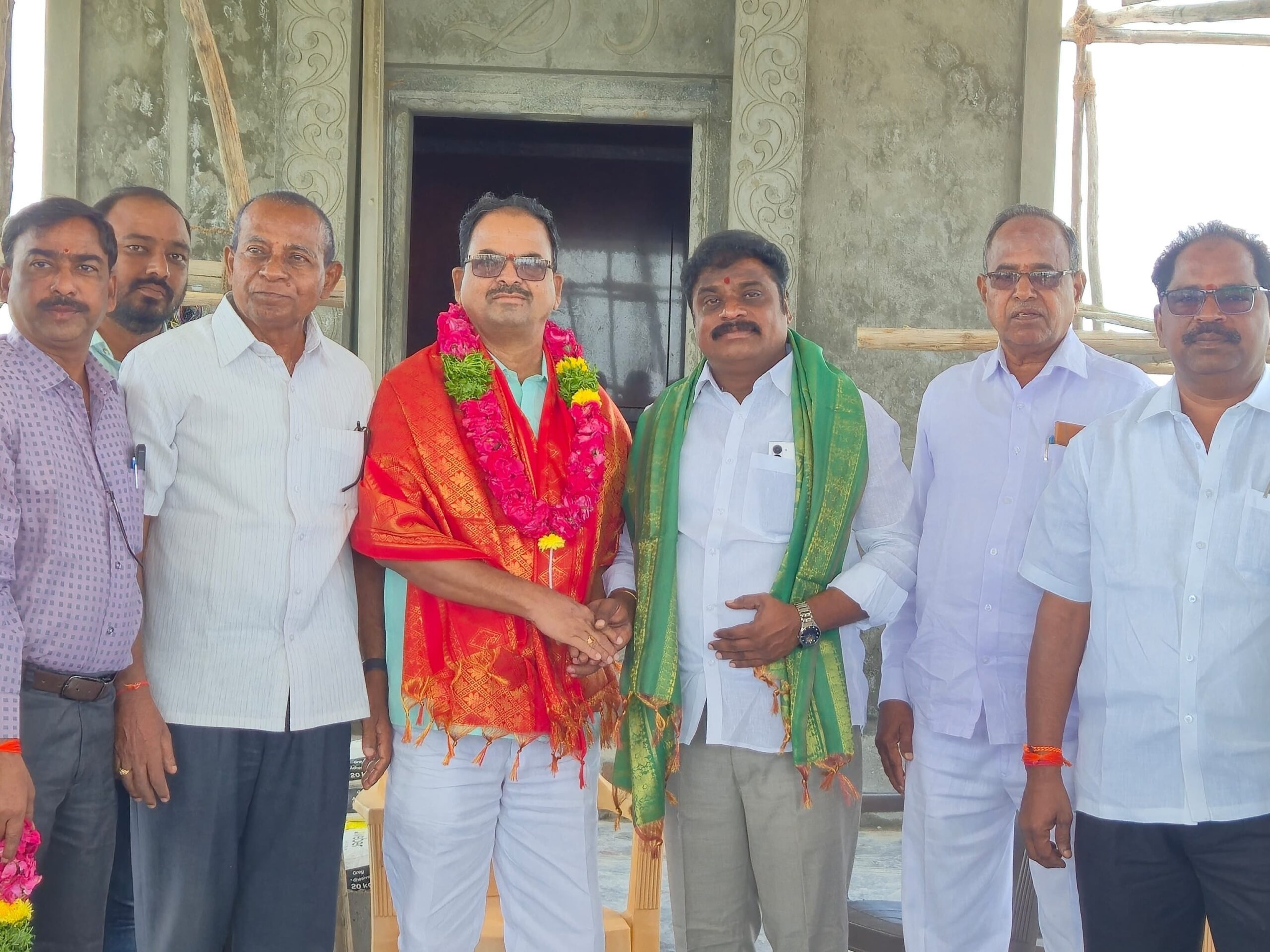 ఉత్తమ ఉపాధ్యాయుడిని సత్కరించిన మాజీ మున్సిపల్ చైర్మన్