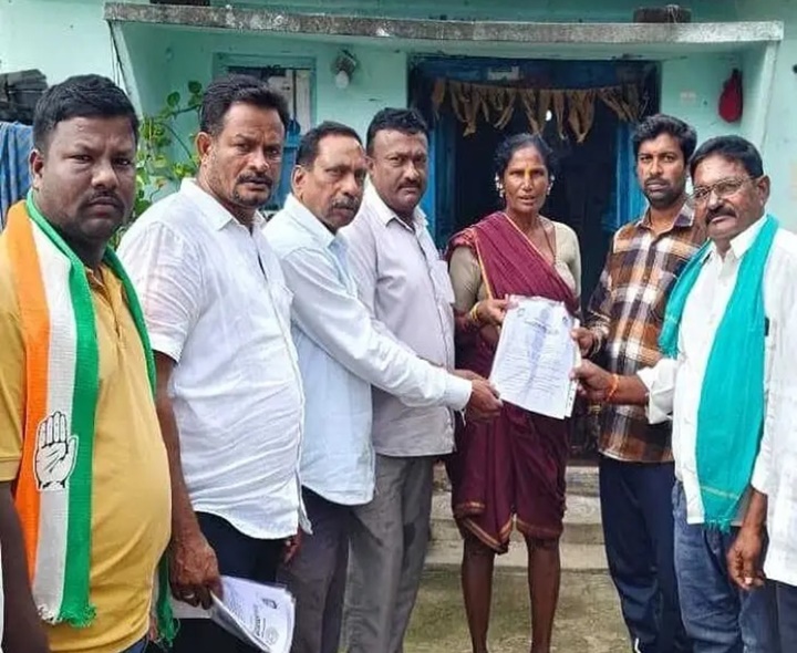 ‘ఇందిరమ్మ ఇళ్ల ప్రొసీడింగ్ పత్రాలు అందజేత’
