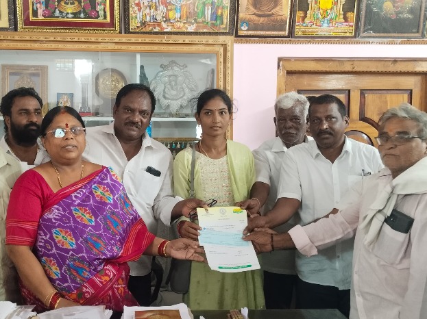 సీఎం సహాయ నిధి చెక్కు ఆందజేత