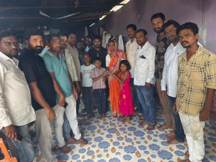 తోటి స్నేహితుడికి అండగా నిలిచిన పూర్వ విద్యార్థులు