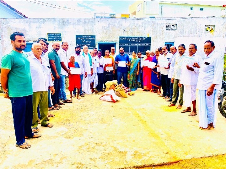 కొత్త రేషన్ కార్డుదారులకు సన్నబియ్యం పంపిణీ