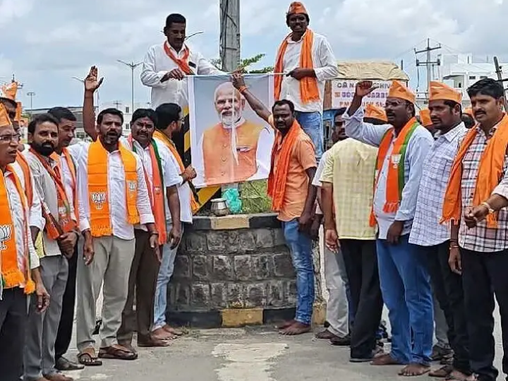 మోదీ చిత్రపటానికి పాలాభిషేకం
