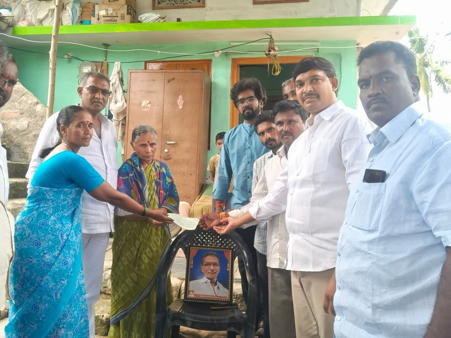 రైతు కుటుంబానికి చెక్కు అందజేసిన ఎమ్మెల్యే