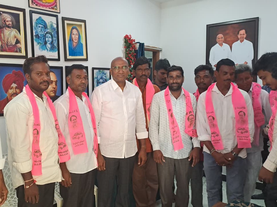BRSలో చేరిన BJP, కాంగ్రెస్ నాయకులు