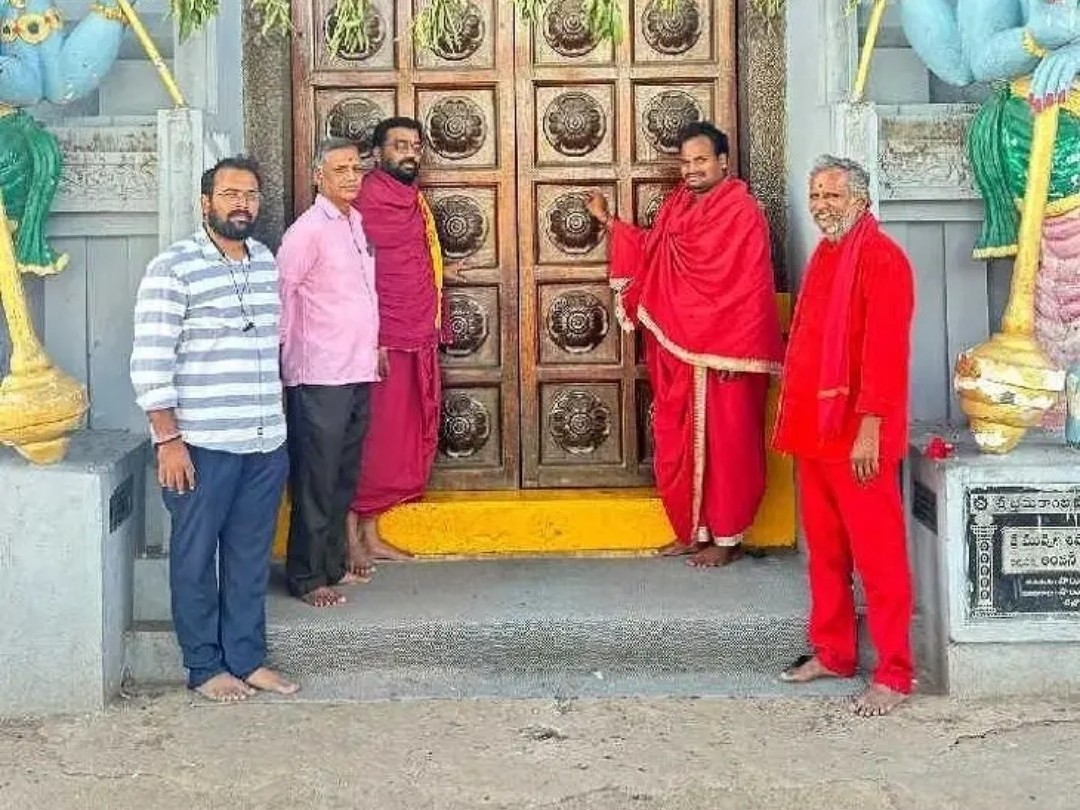 పెదకాకానిలో శివాలయం మూసివేత