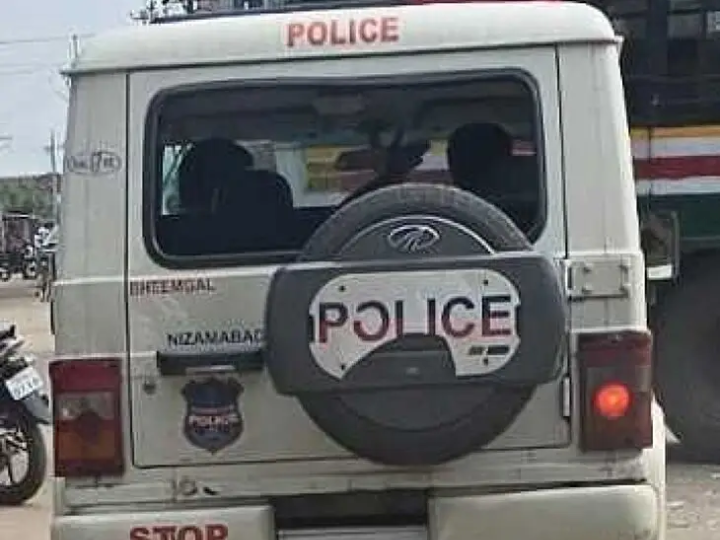 పోలీసు వాహనంపై ఆకతాయిల రాళ్ల దాడి
