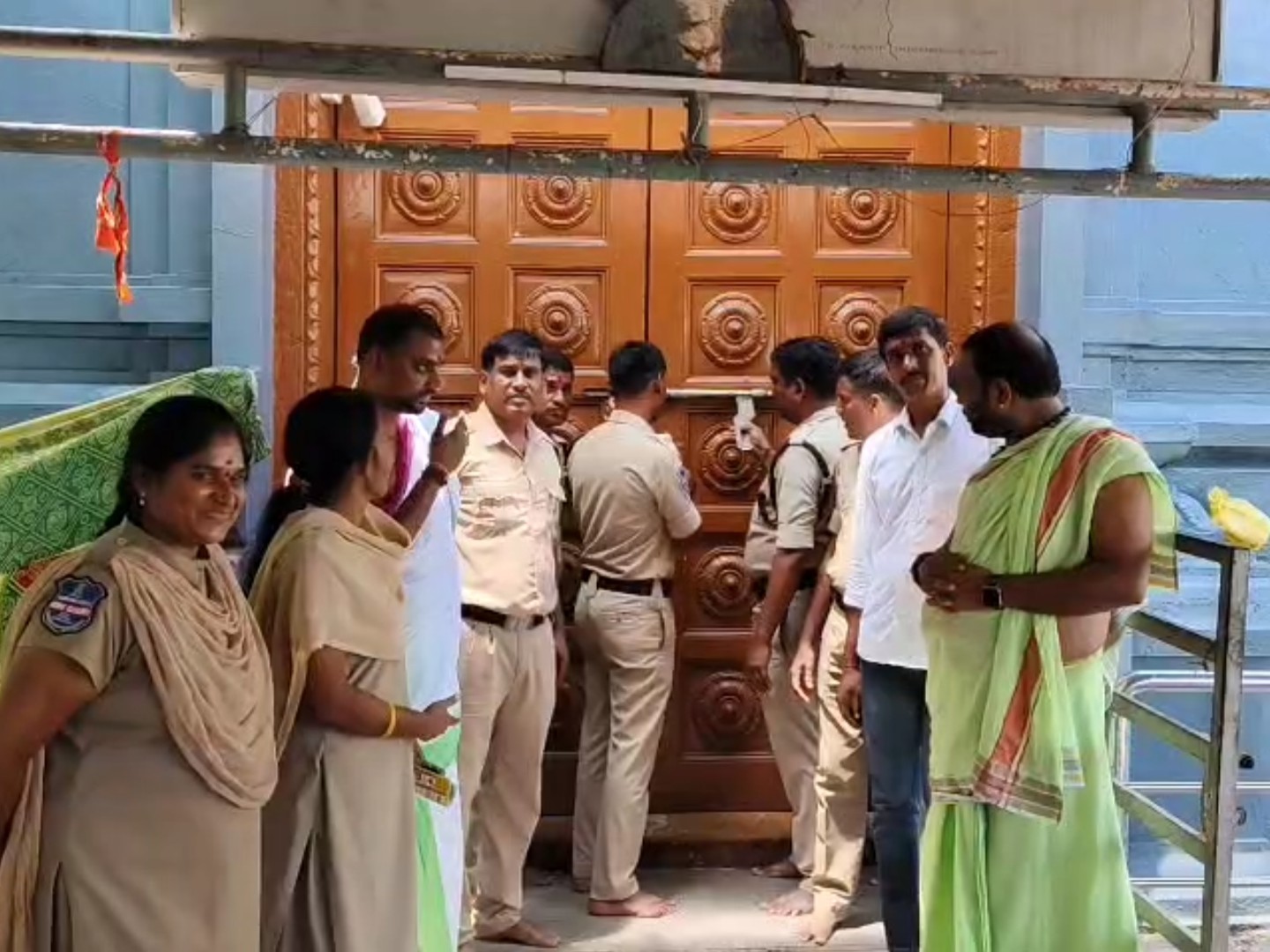 గ్రహణం సందర్భంగా బాసర ఆలయం ముసివేత