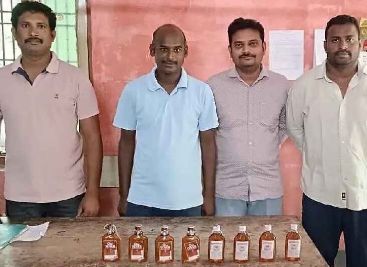 మద్యం సీసాలతో వ్యక్తి అరెస్టు