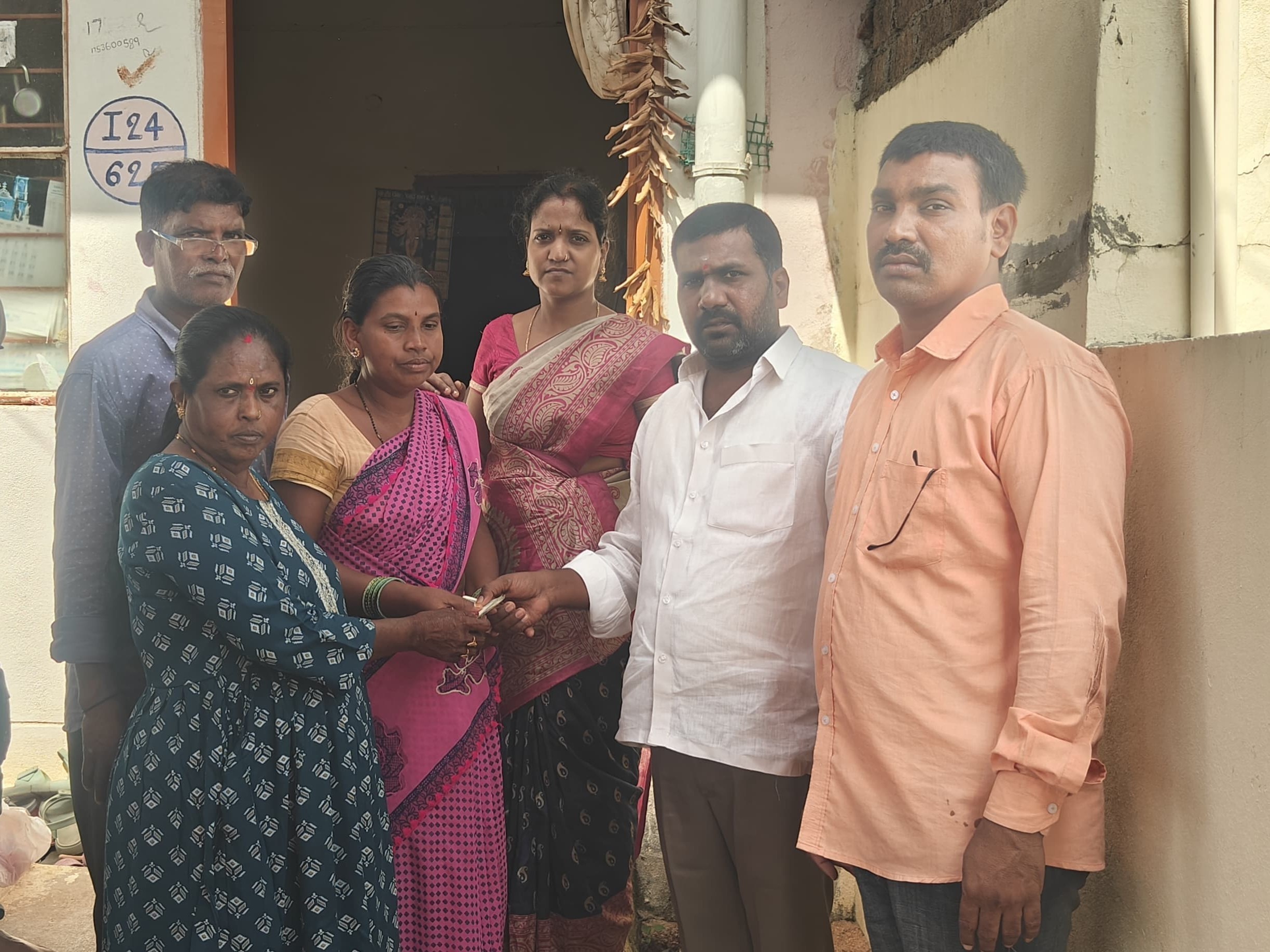 అంత్యక్రియలకు ఆర్థిక సహాయం అందజేసిన యువ కాంగ్రెస్ నేత