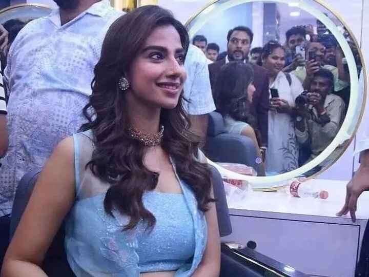 కూకట్‌పల్లిలో సినీ నటి మీనాక్షి చౌదరి సందడి
