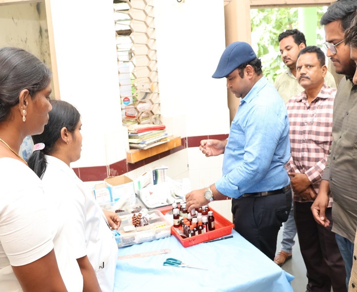 ప్రాథమిక ఆరోగ్య కేంద్రాన్ని ఆకస్మిక తనిఖీ చేసిన కలెక్టర్