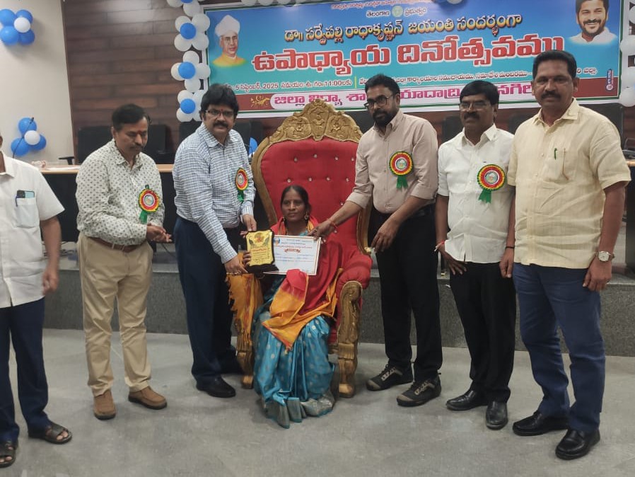 జిల్లా ఉత్తమ వ్యాయమ ఉపాధ్యాయురాలిగా అవార్డు పొందిన అంబటి రేణుక