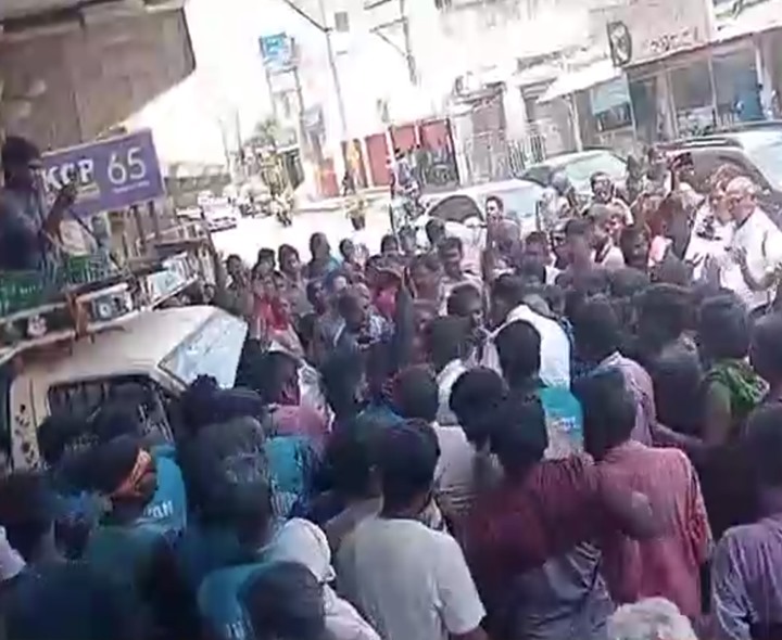 ట్రాఫిక్‌ పోలీసులపై యువకుల దాడి