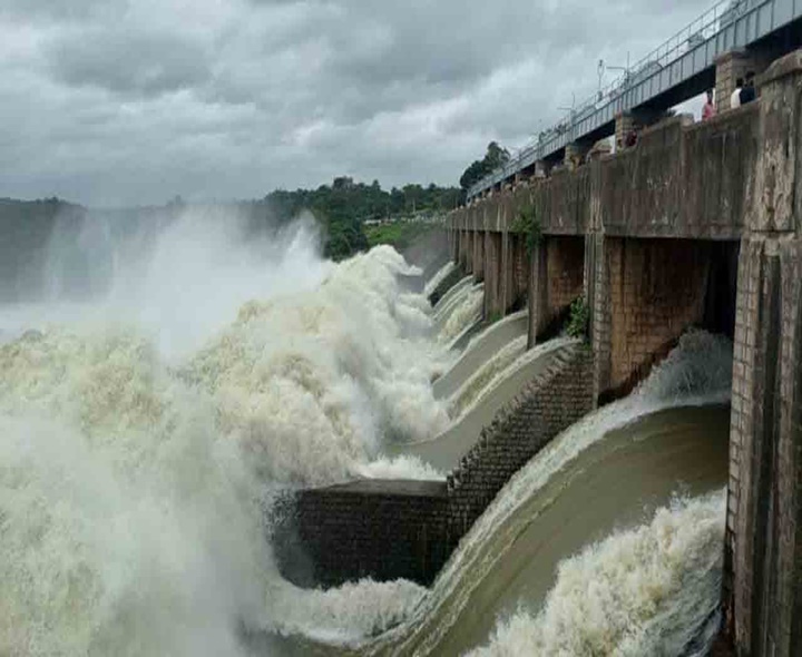 నిజాంసాగర్ ప్రాజెక్ట్ నాలుగు గేట్లు ఎత్తివేత