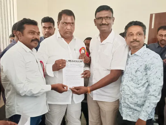 ఎస్జీటీ ఖాళీలను వాలంటీర్లతో భర్తీ చేయాలని విజ్ఞప్తి