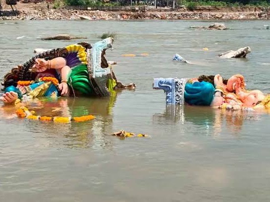 అసంపూర్తి గణనాథుల నిమజ్జనంతో భక్తుల ఆవేదన