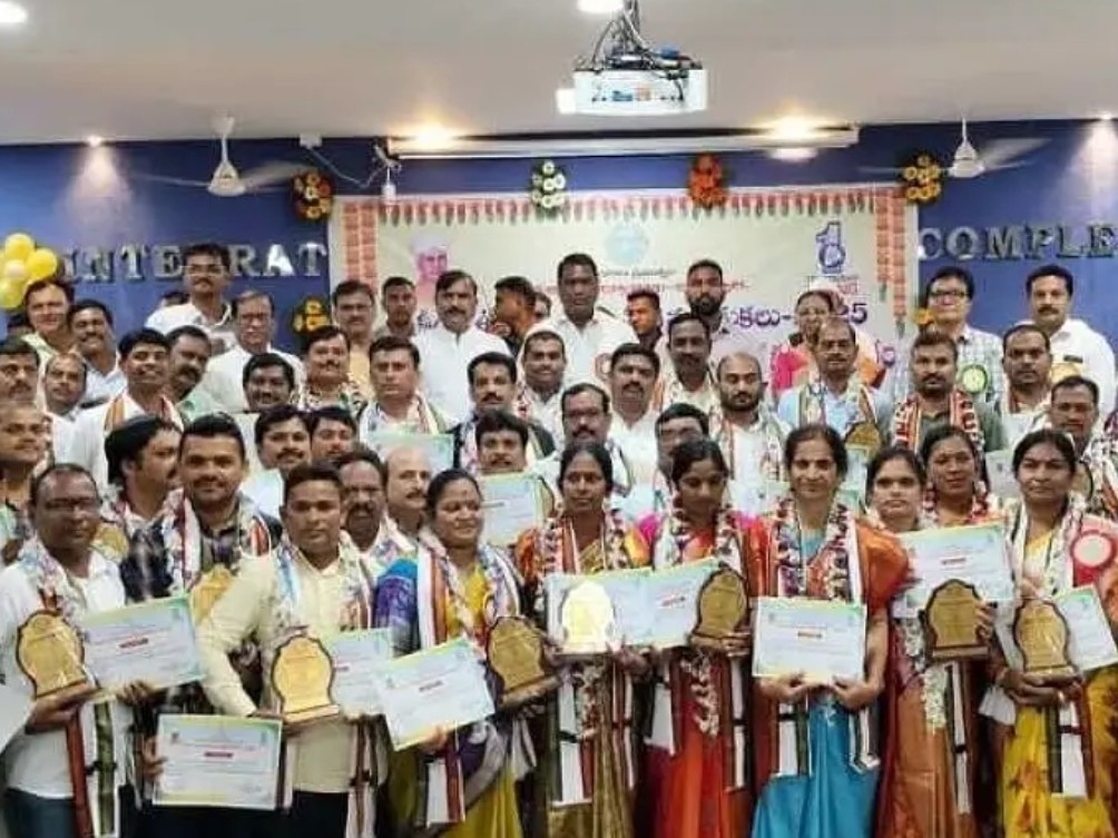ఉత్తమ ఉపాధ్యాయులకు అవార్డుల ప్రదానం