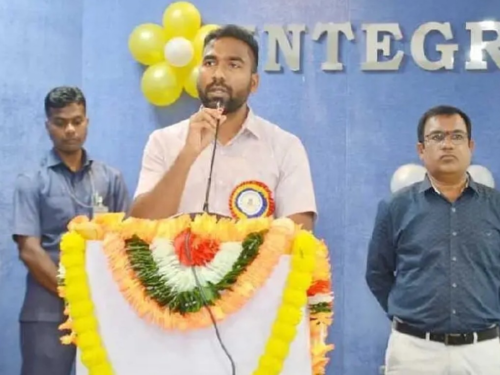 సర్వేపల్లి రాధాకృష్ణను స్ఫూర్తిగా తీసుకోవాలి’