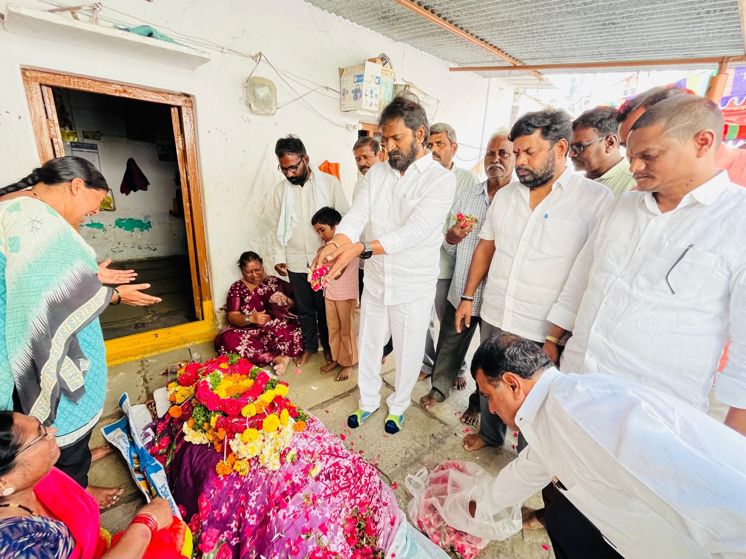 జర్నలిస్ట్ కుటుంబాన్ని పరామర్శించిన మాజీ మంత్రి