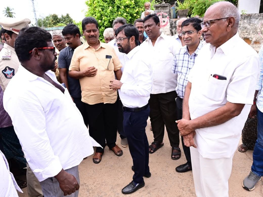 యూరియాపై అపోహలు పెట్టుకోవద్దు: కలెక్టర్