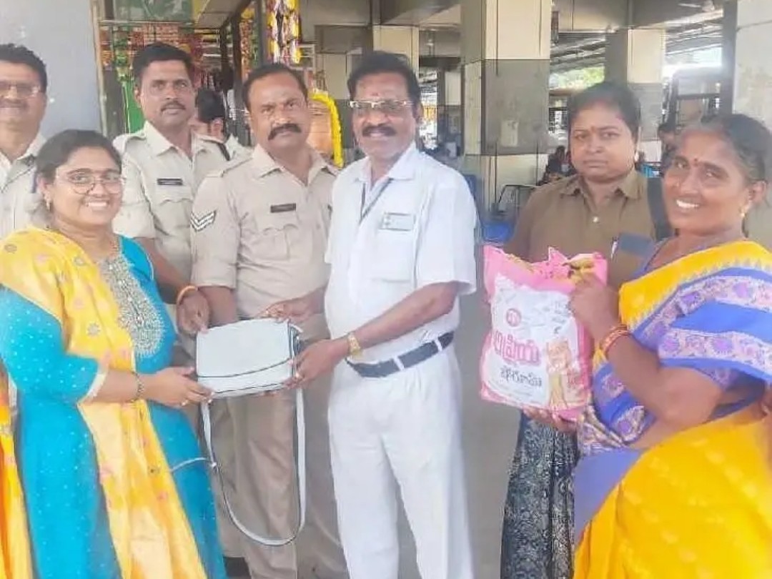 పోగొట్టుకున్న బ్యాగ్ తిరిగి అందజేసిన ఆర్టీసి సిబ్బంది