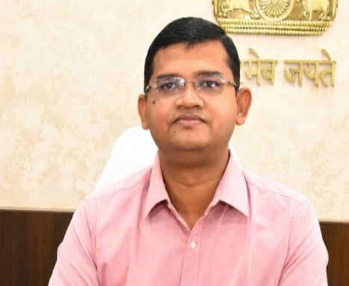 యూరియా కోసం రైతులు ఆందోళన చెందవద్దు : కలెక్టర్