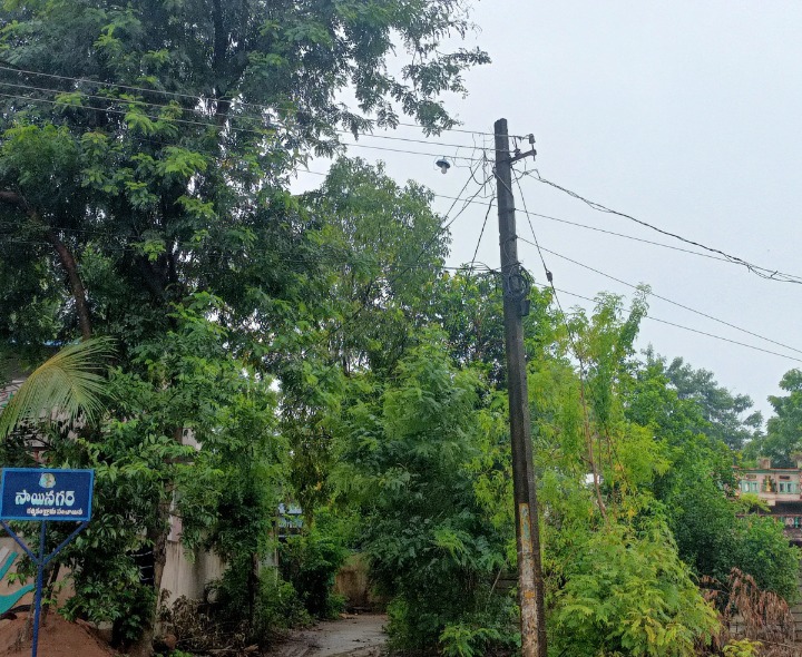 వీధి దీపాలు లేక ఇబ్బంది పడుతున్న ప్రజలు