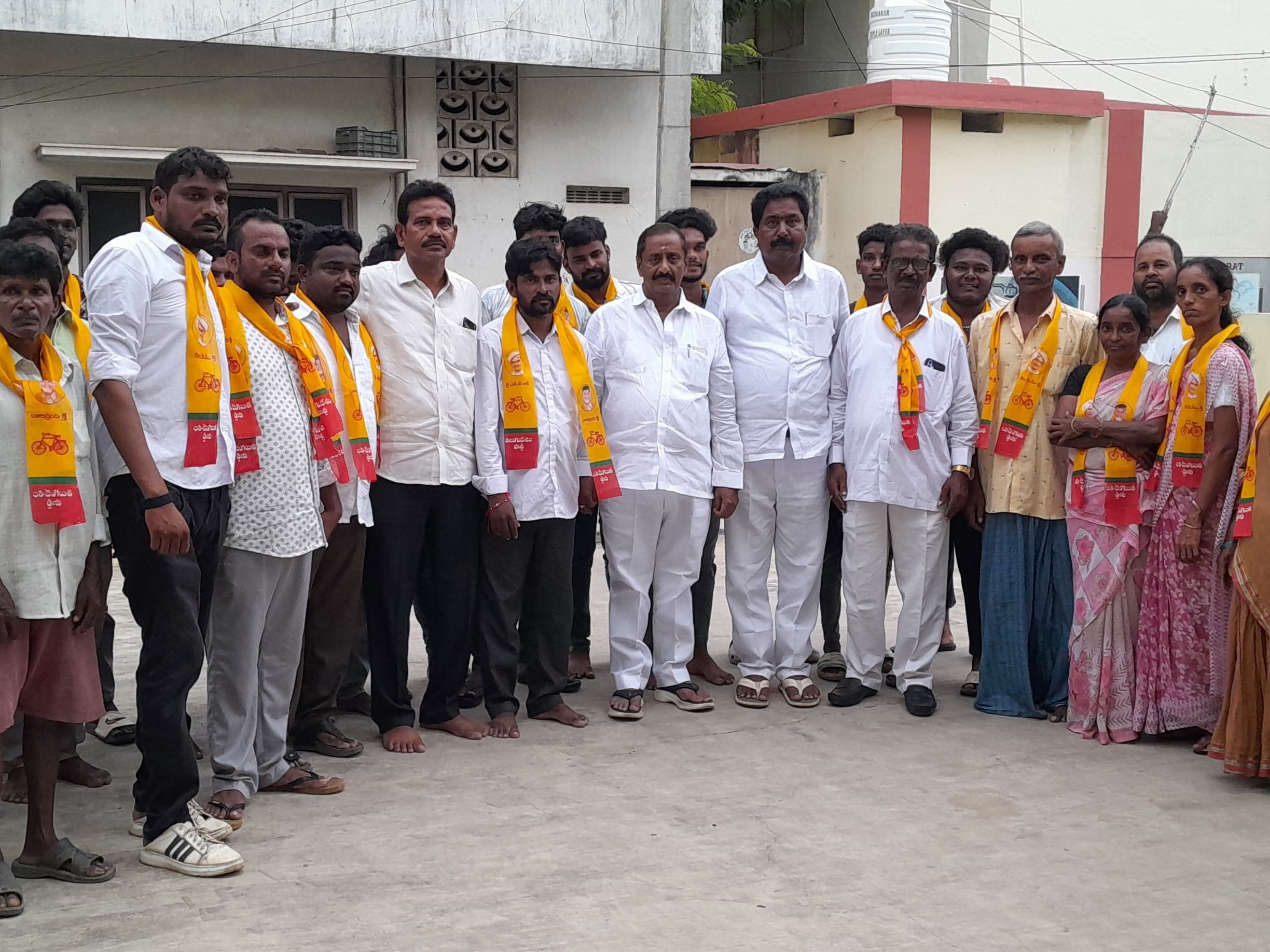 టీడీపీలో చేరిన వైసీపీ కార్యకర్తలు